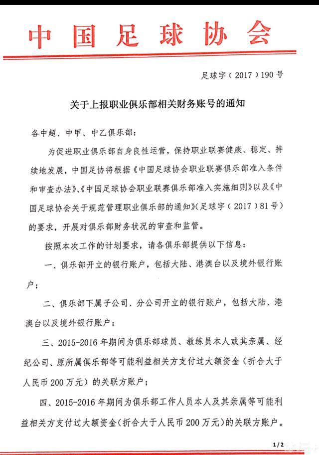 此外曝光的四张剧照中，周冬雨或注视金鱼或仰起面庞，纯真少女气质尽显，而易烊千玺做沉思状，心里似有一团挥不去的大雾